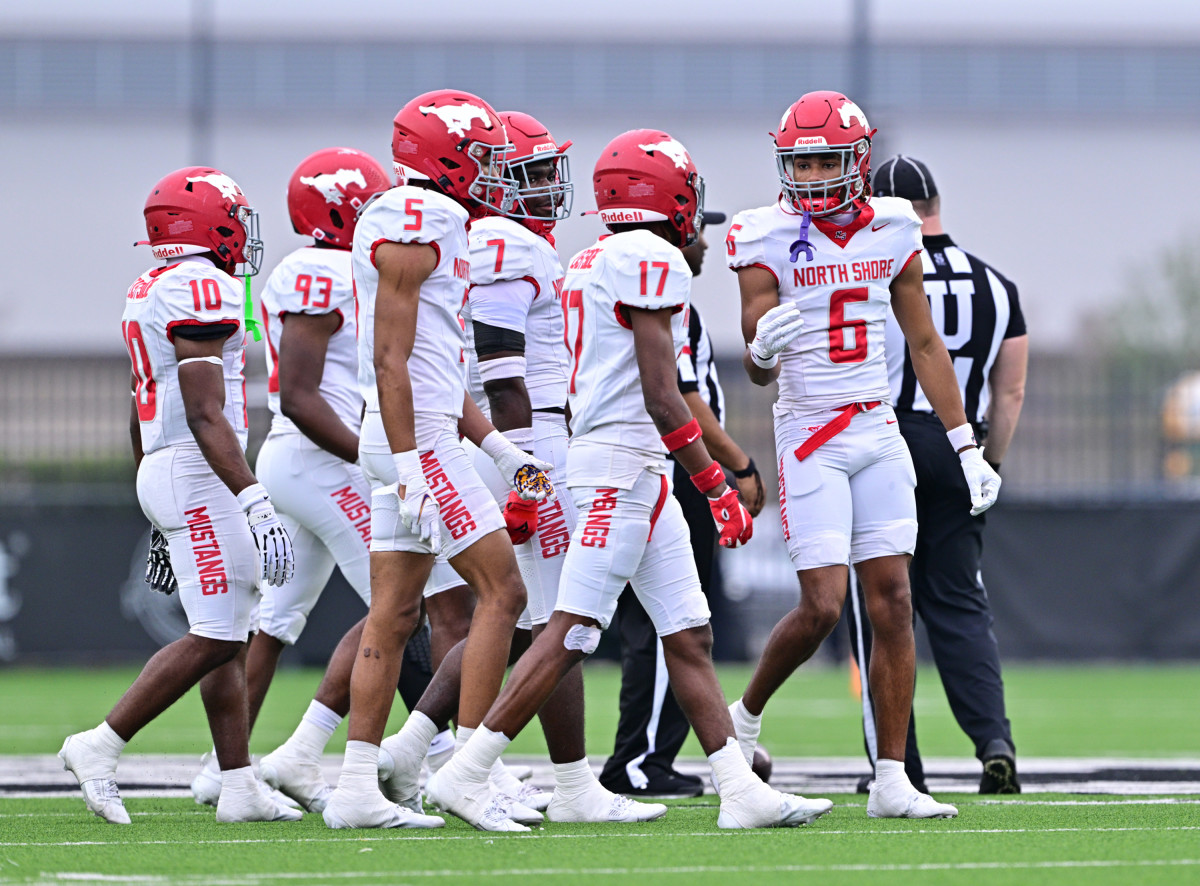 Quarterbacks were wise to throw opposite North Shore's Devin Sanchez (6), the nation's top rated DB in 2025.